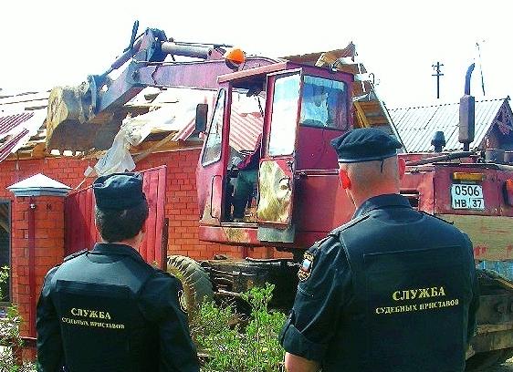 Дачника едва не лишили законно построенного дома на собственном участке - приехал экскаватор и приставы
