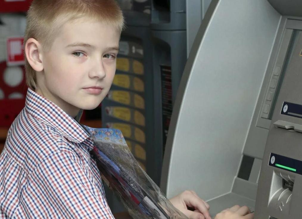 Банк сообщит родителям, если несовершеннолетний оформит банковскую карту или сделает банковский перевод