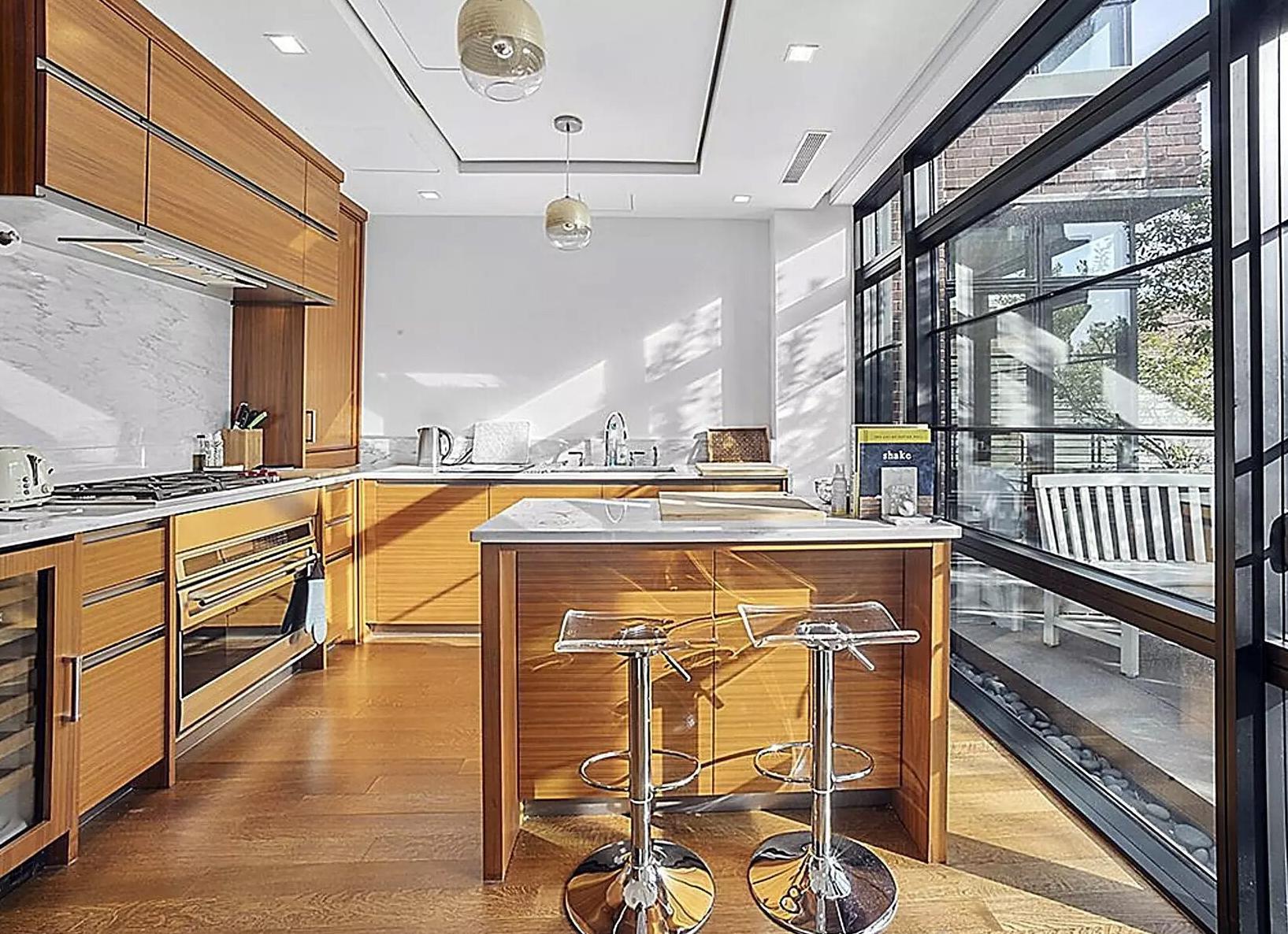 Квартирант продал съёмную квартиру, оставив мебель владельца на улице.</p>
<p>Как такое возможно?