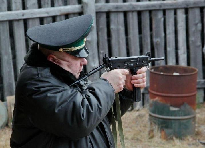 Судебных приставов научат пользоваться оружием. Так а в кого они смогут стрелять?