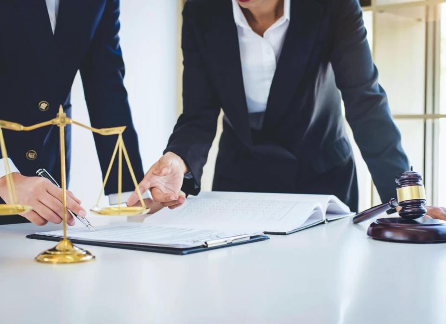 Мужчина взял 3 кредита и умер.</p>
<p>Банк проигнорировал страховку и потребовал долг у жены покойного. 3 суда сказали - платите за мужа!