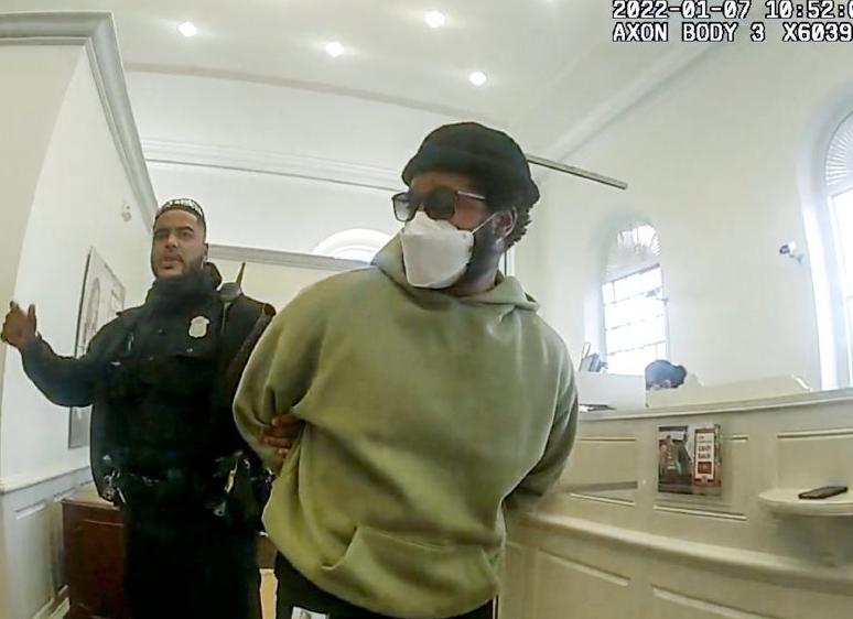 Мужчина попытался снять деньги с вклада, но не смог подтвердить законность происхождения средств - суды поддержали банк