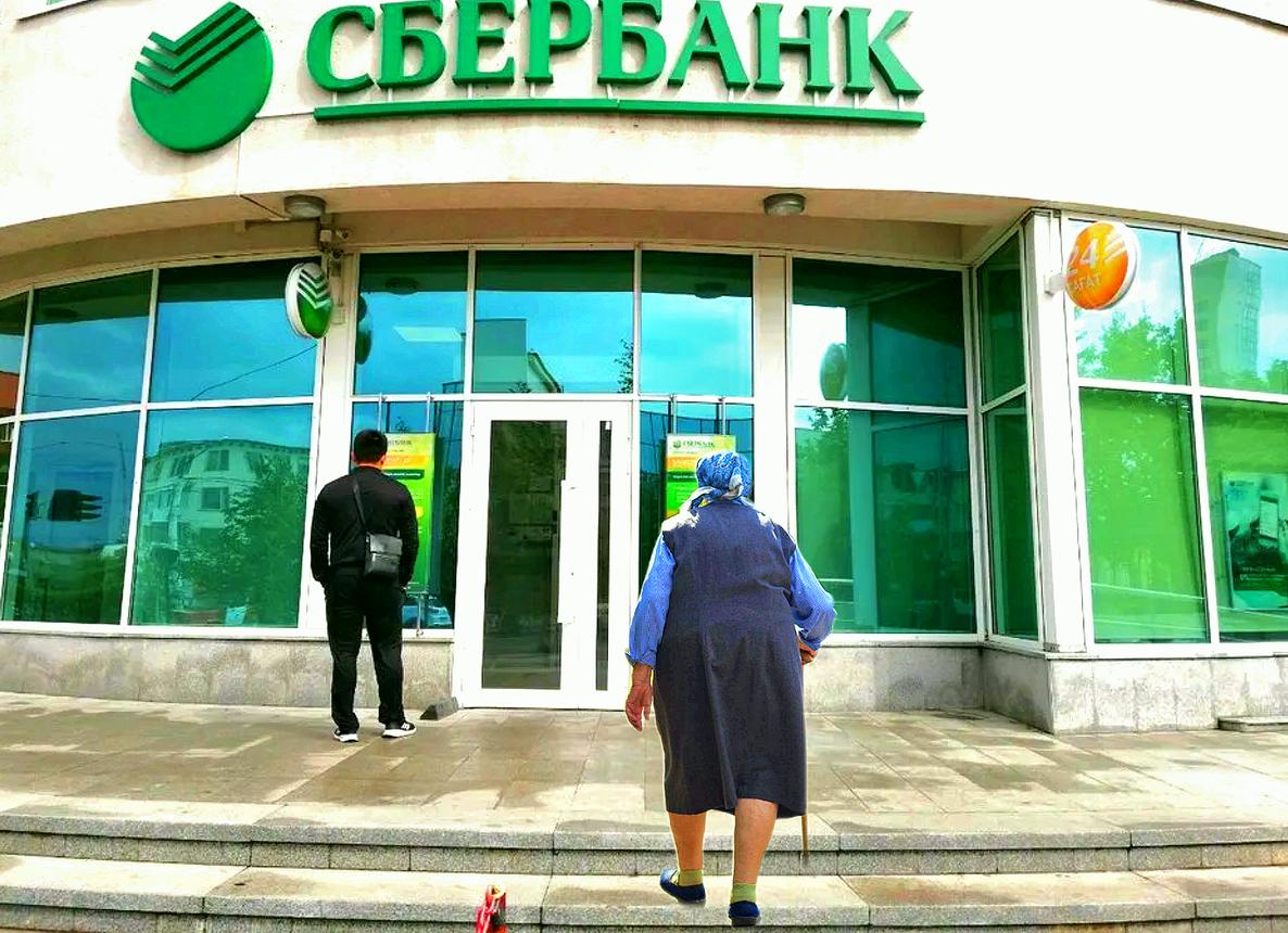 Сбербанк потребовал у бабушки долг умершего супруга, хотя она не вступила в наследство.</p>
<p>Суд сказал - так тоже можно